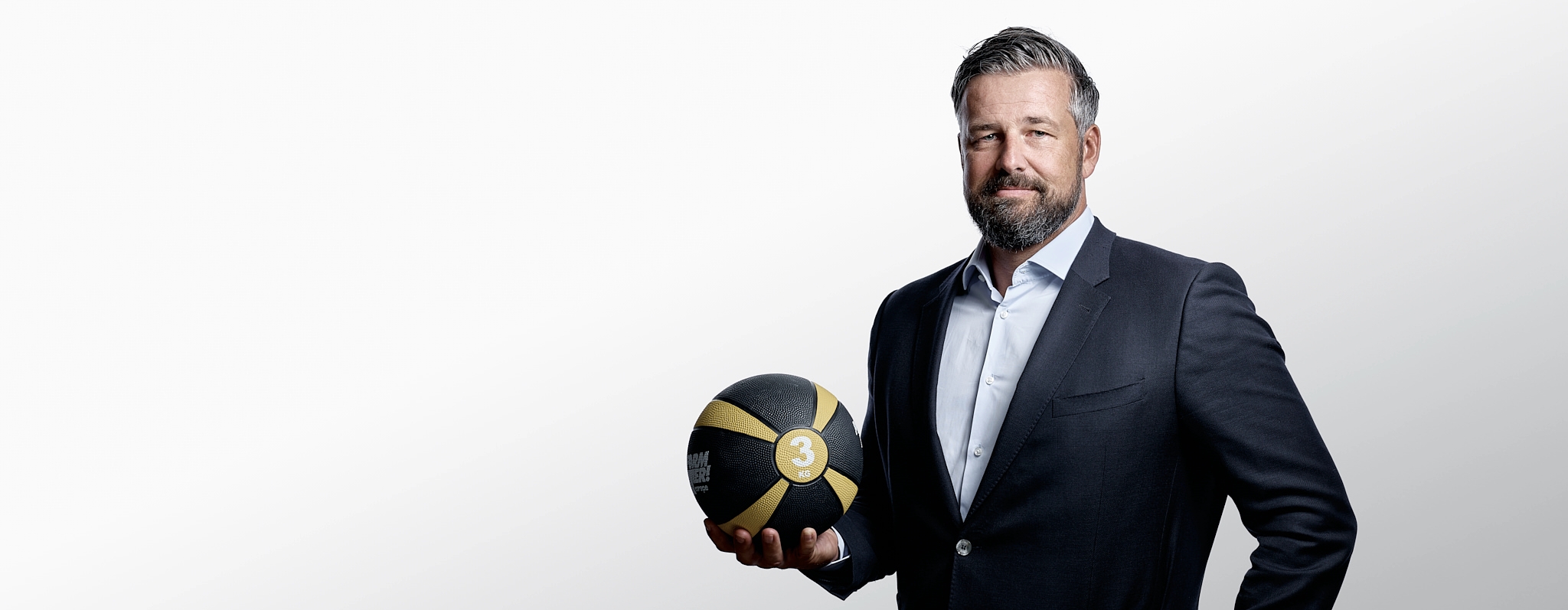 Firmen Fitness | OZ Personal Training Firmen Fitness: Mann in Anzug mit Basketball